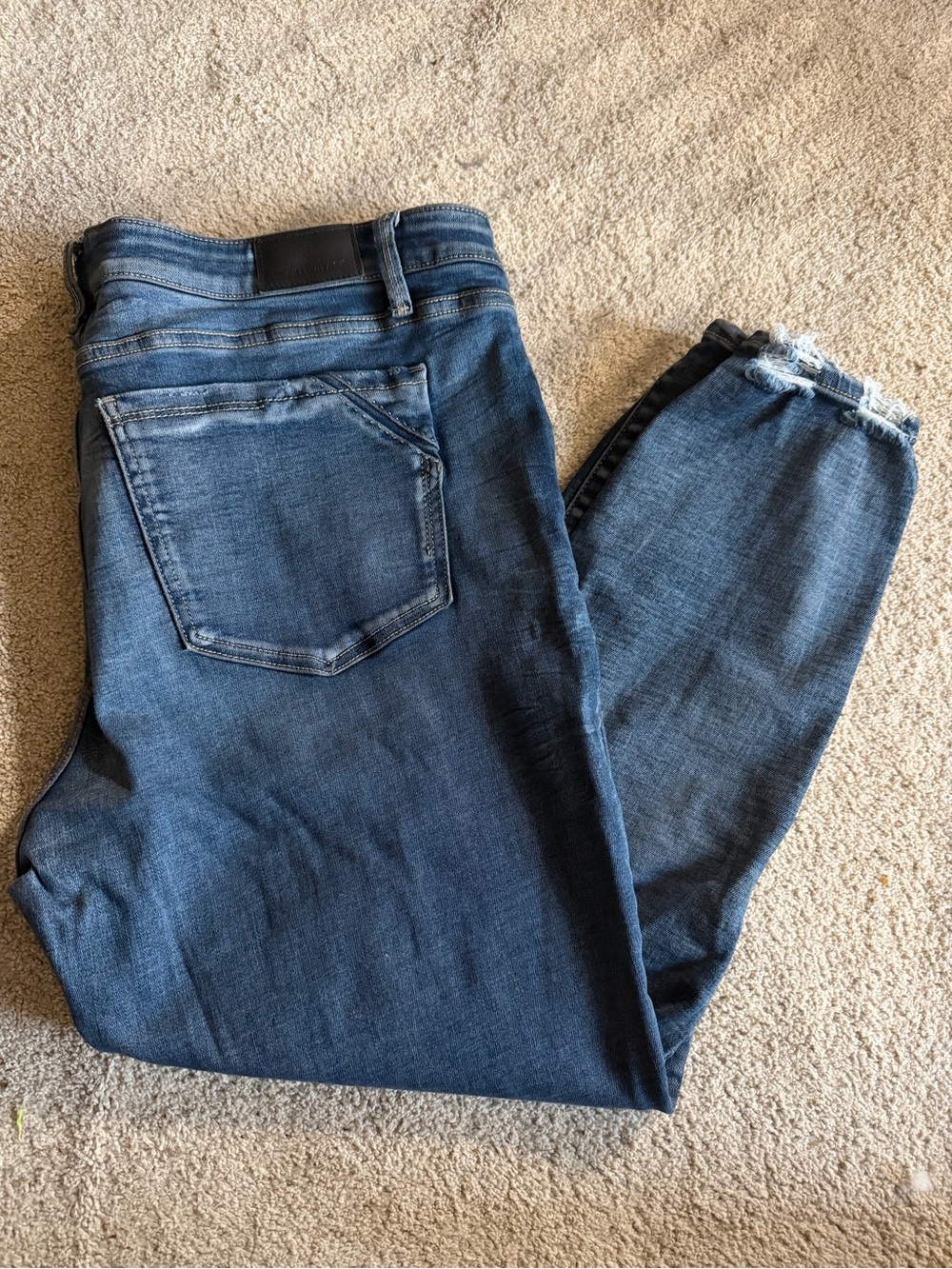 Buckle Black Women's Ankle Crop Jeans in Medium Blue